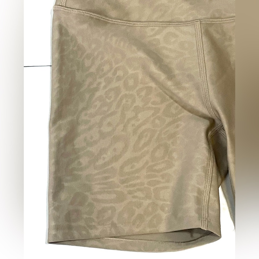 ALO Yoga Women's Leopard Print Tan Light Brown Bike Shorts XS - Picture 3 of 5